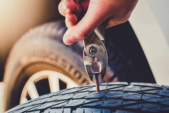 Spijker wordt uit een band getrokken tijdens een reparatie in Amstenrade