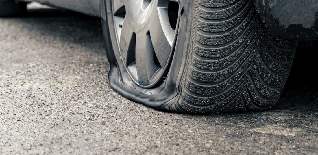 Volledig leeggelopen band bij een auto in Baflo